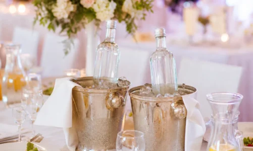 Wódka i alkohol na wesele — ile na gościa (tabele + zasady kalkulacji)